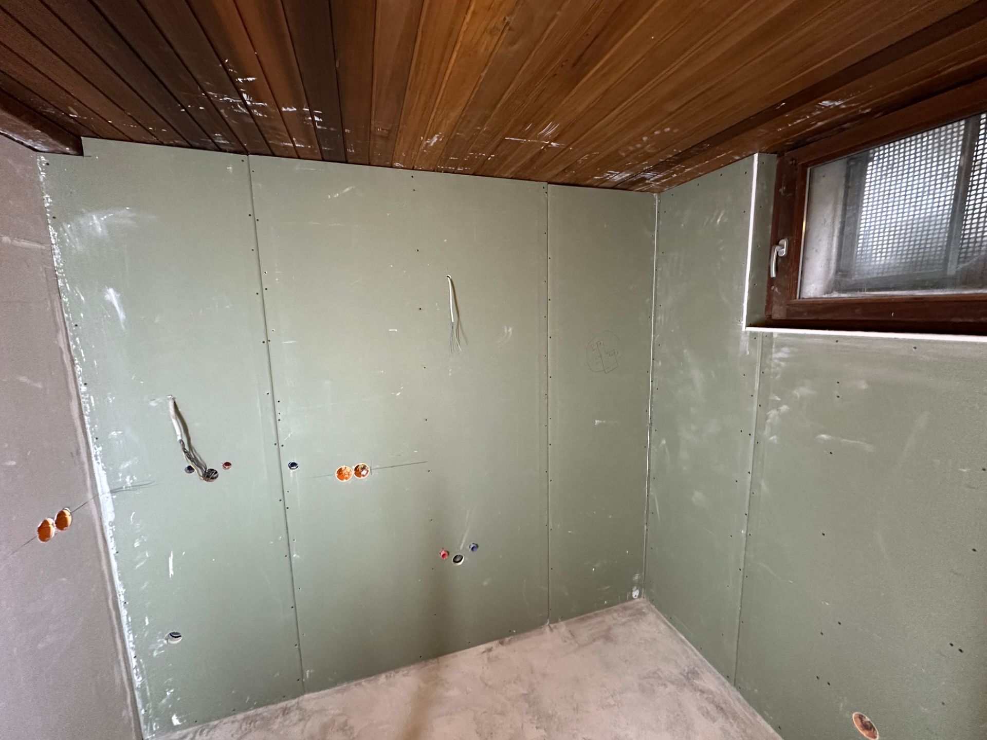 Entkernter Raum mit alter Wandstruktur vor Renovierung