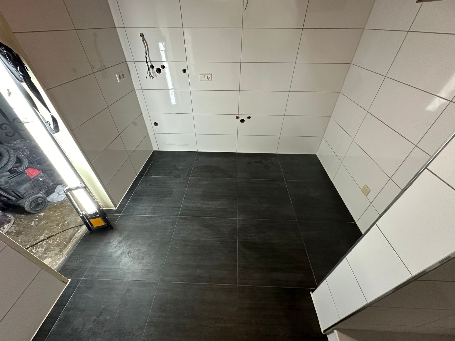 Dunkle Bodenfliesen in modernem Badezimmer