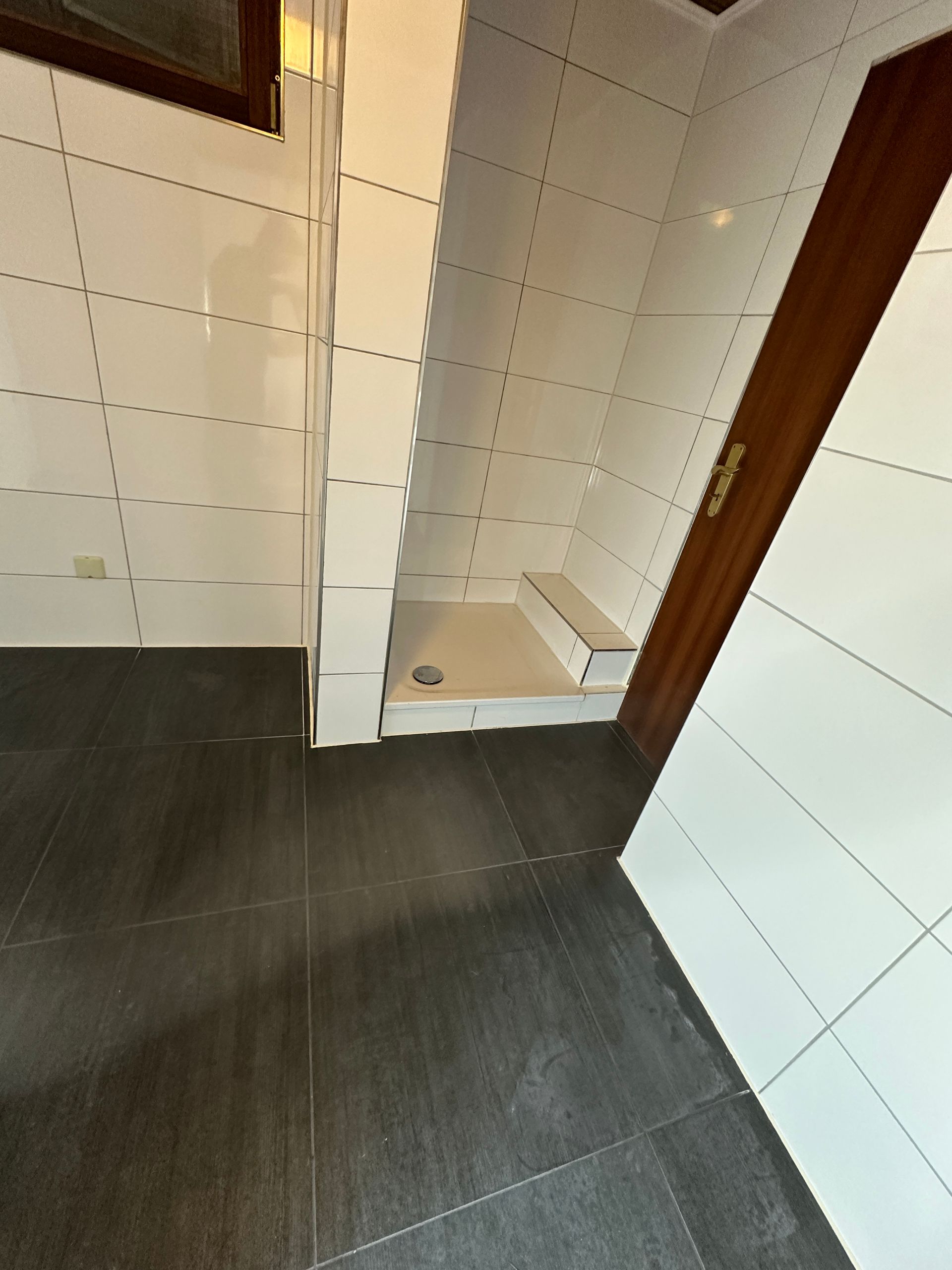 Dunkle Bodenfliesen in modernem Badezimmer