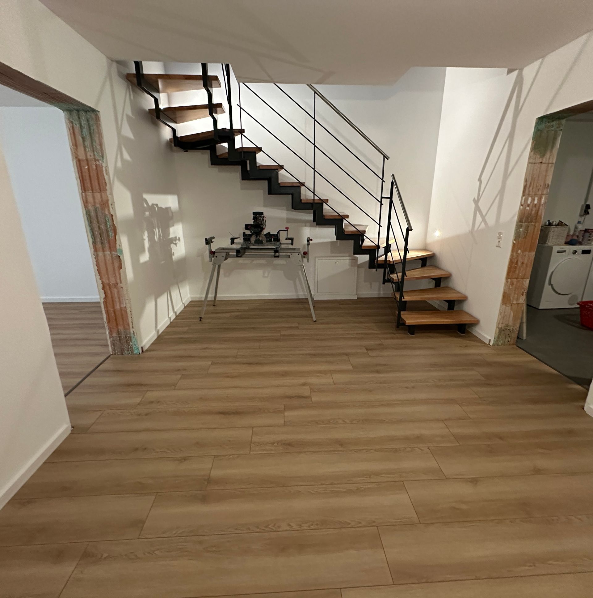 Raum mit Treppe und neuem Vinylboden