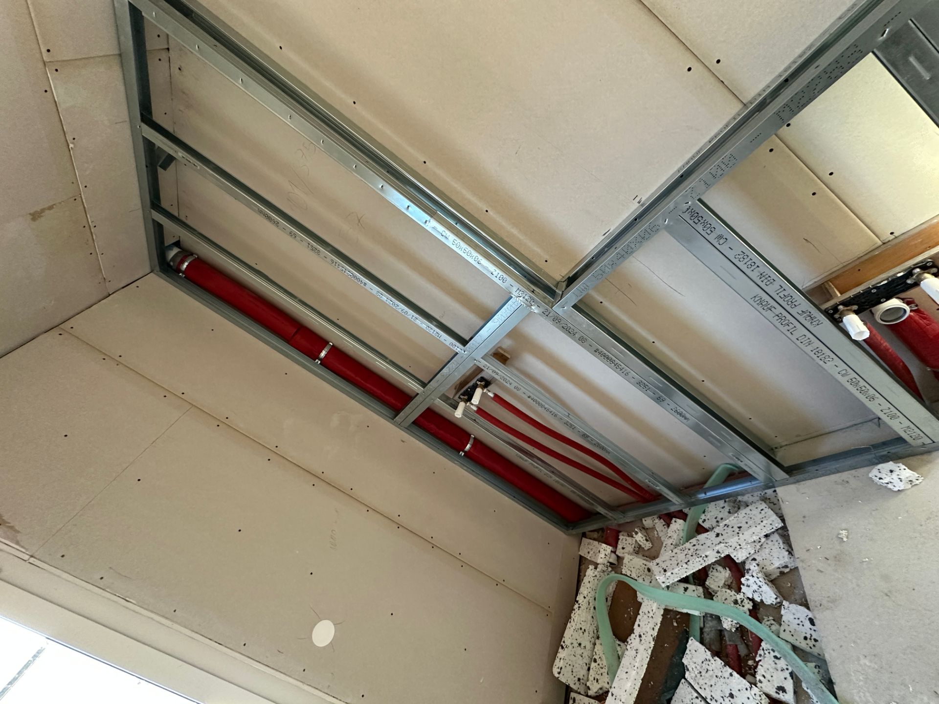 Innenwand mit Gipskartonplatten während Ausbauarbeiten