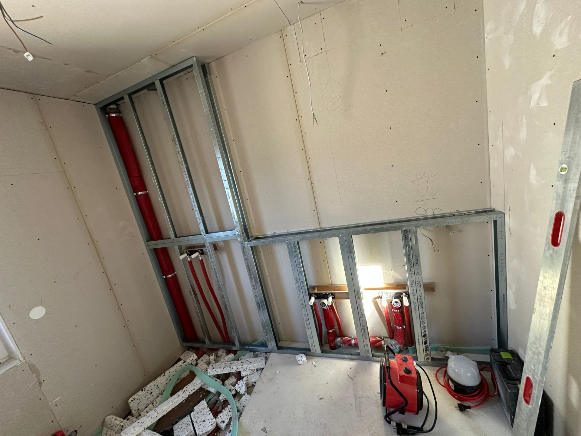 Installation von Trockenbauwand mit Rohrleitungen