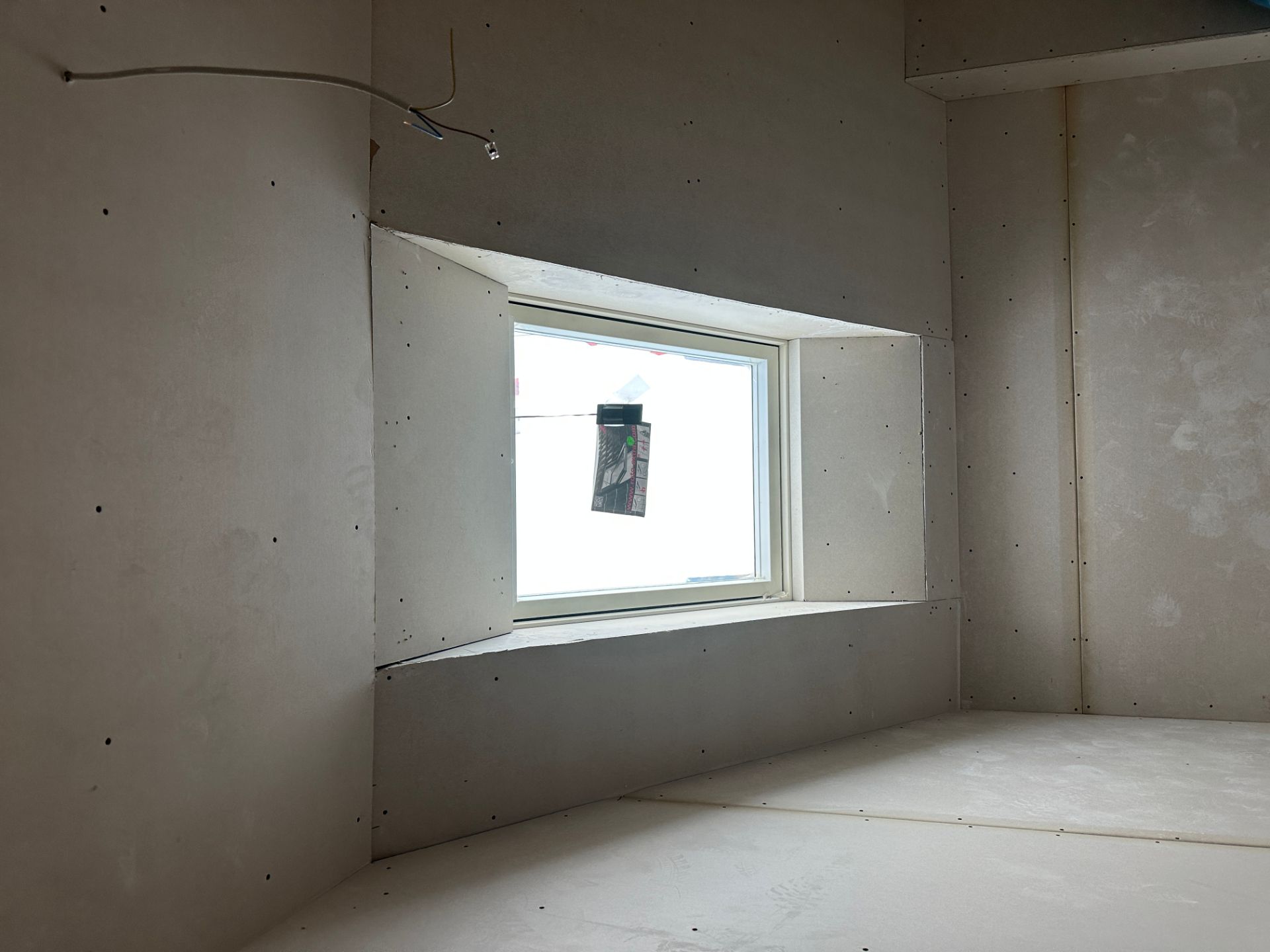 Unterkonstruktion aus Metall für neue Decke im Wohnraum