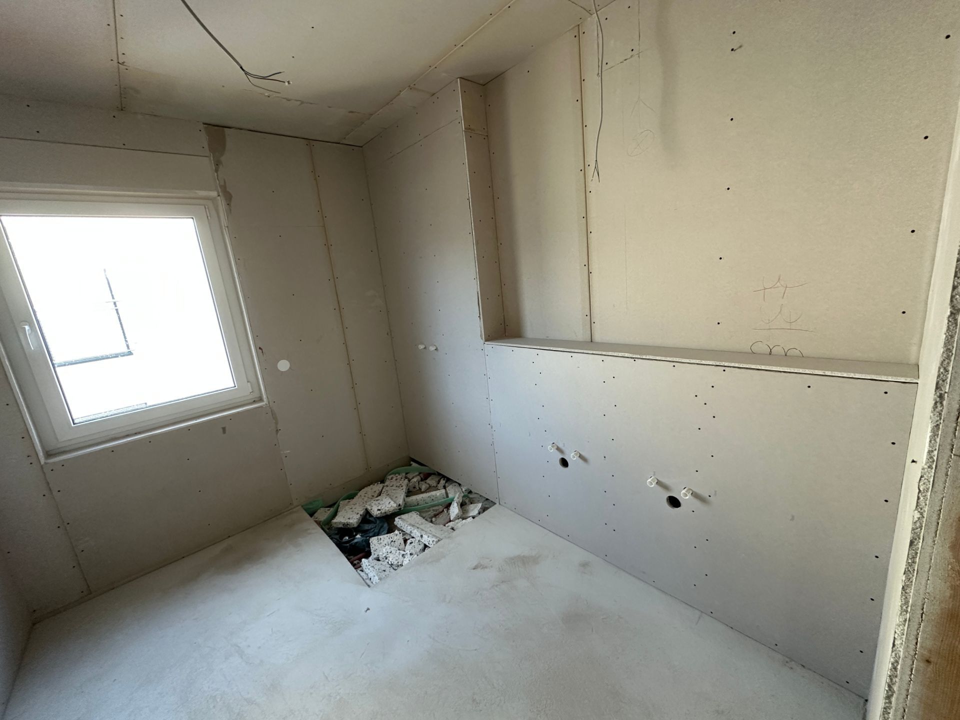 Montage von Trockenbauprofilen und Leitungsführung