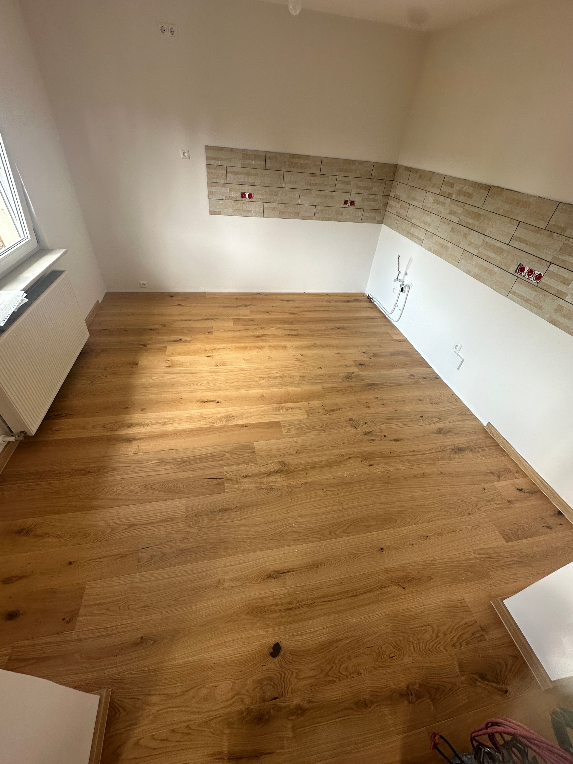 Küche im Dachgeschoss mit frisch verlegtem Bodenbelag