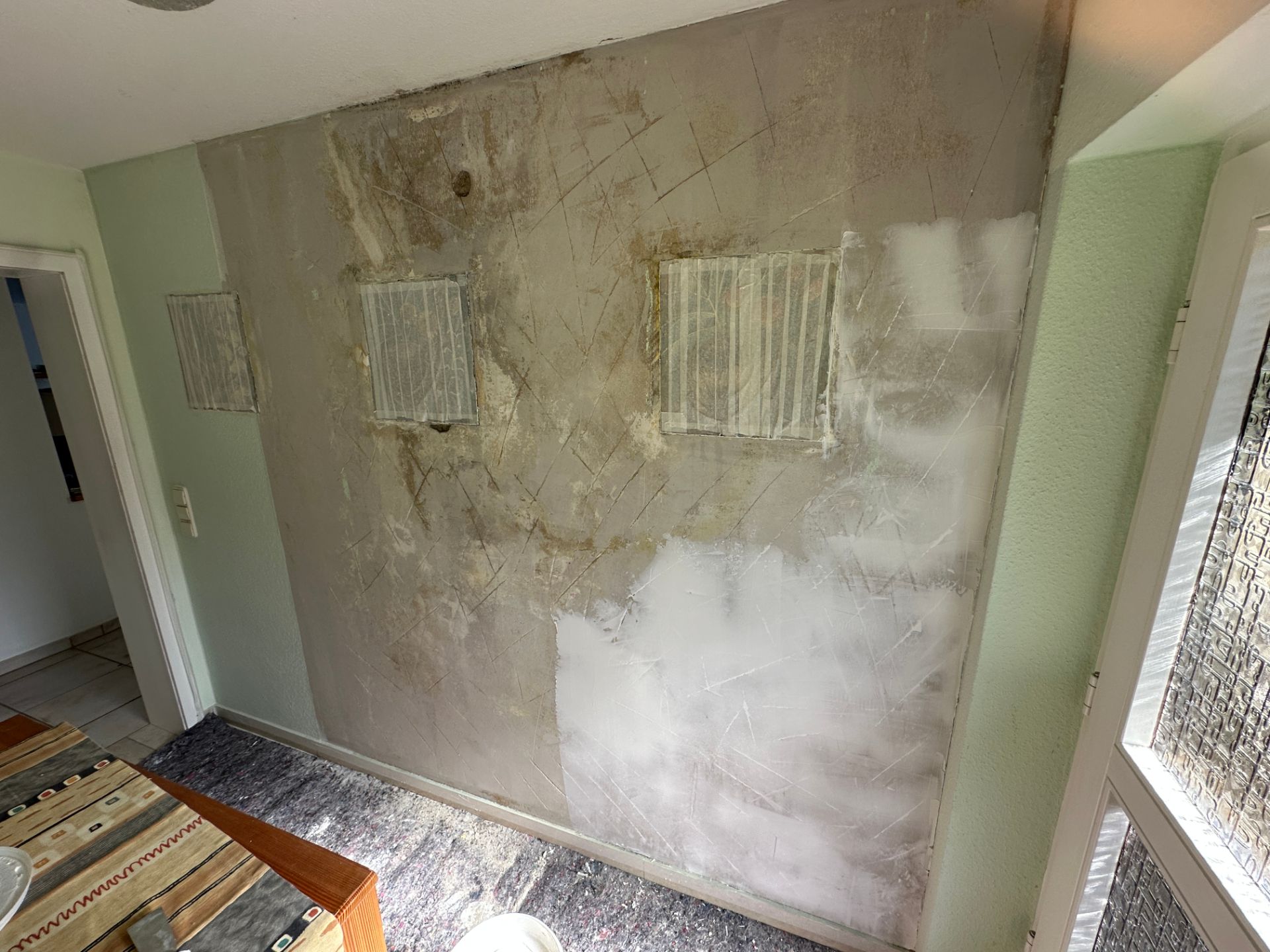 Sanierung von Wänden mit neuer Putzschicht im Wohnbereich