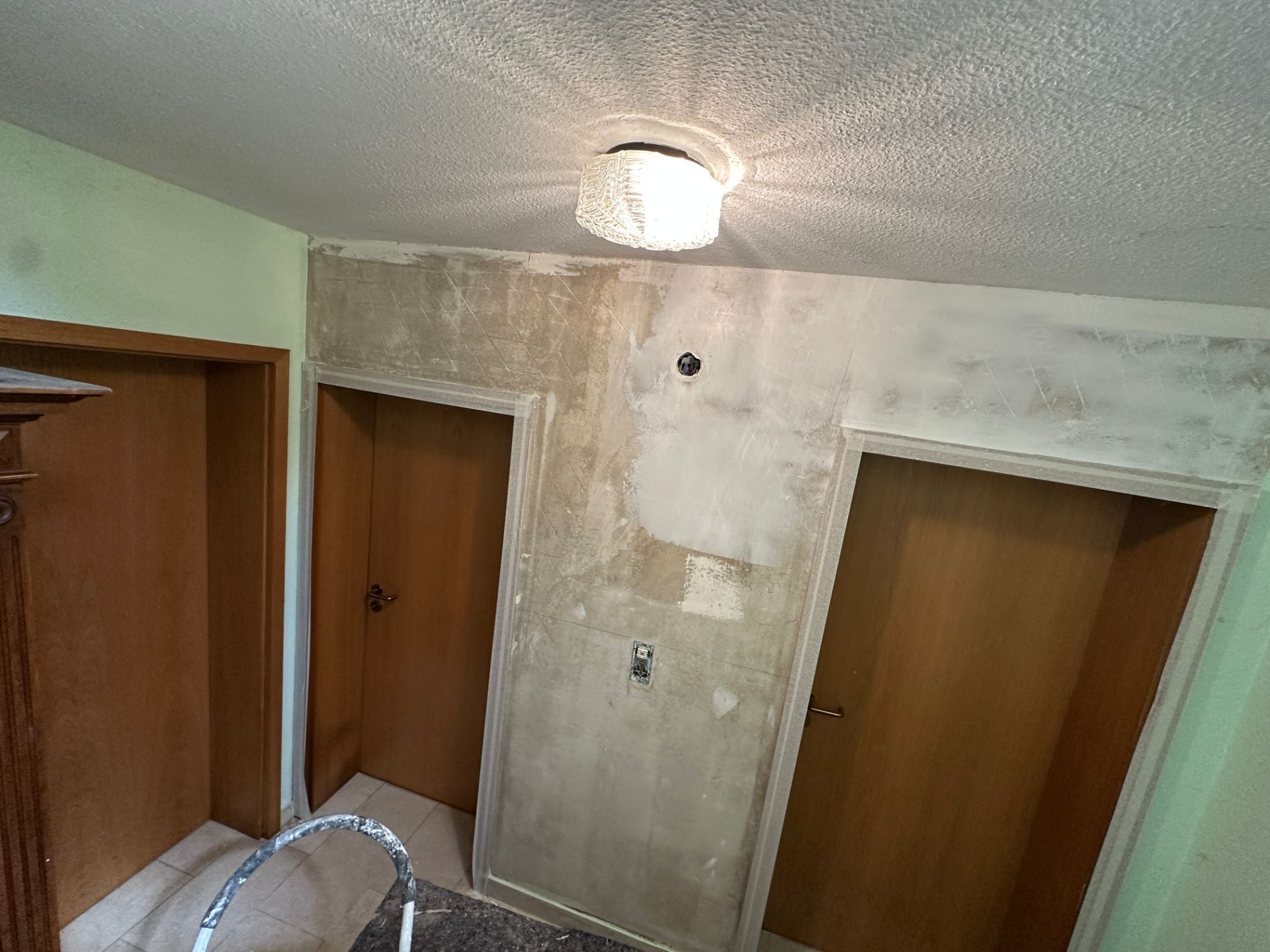 Altbauwand vor Neuverkleidung mit Trockenbauplatten