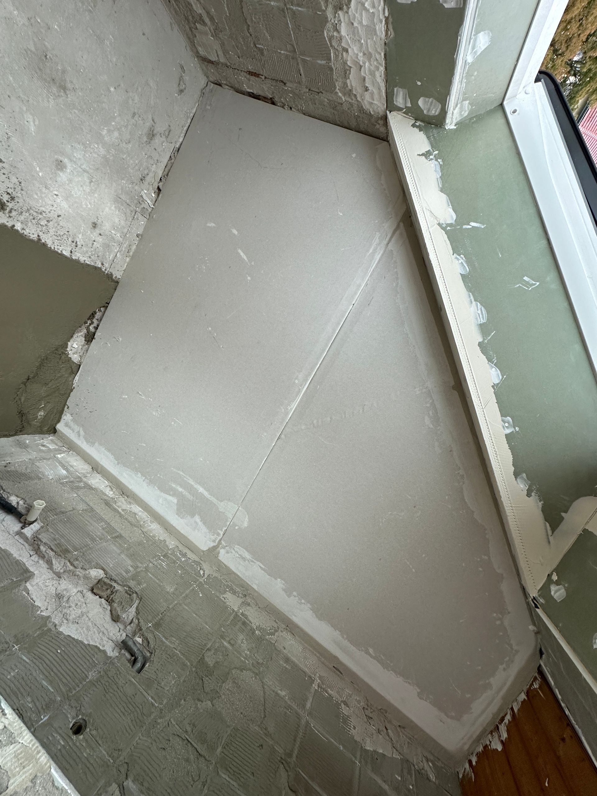 Trockenbauarbeiten mit Fenster und Verkleidung in Dachwohnung