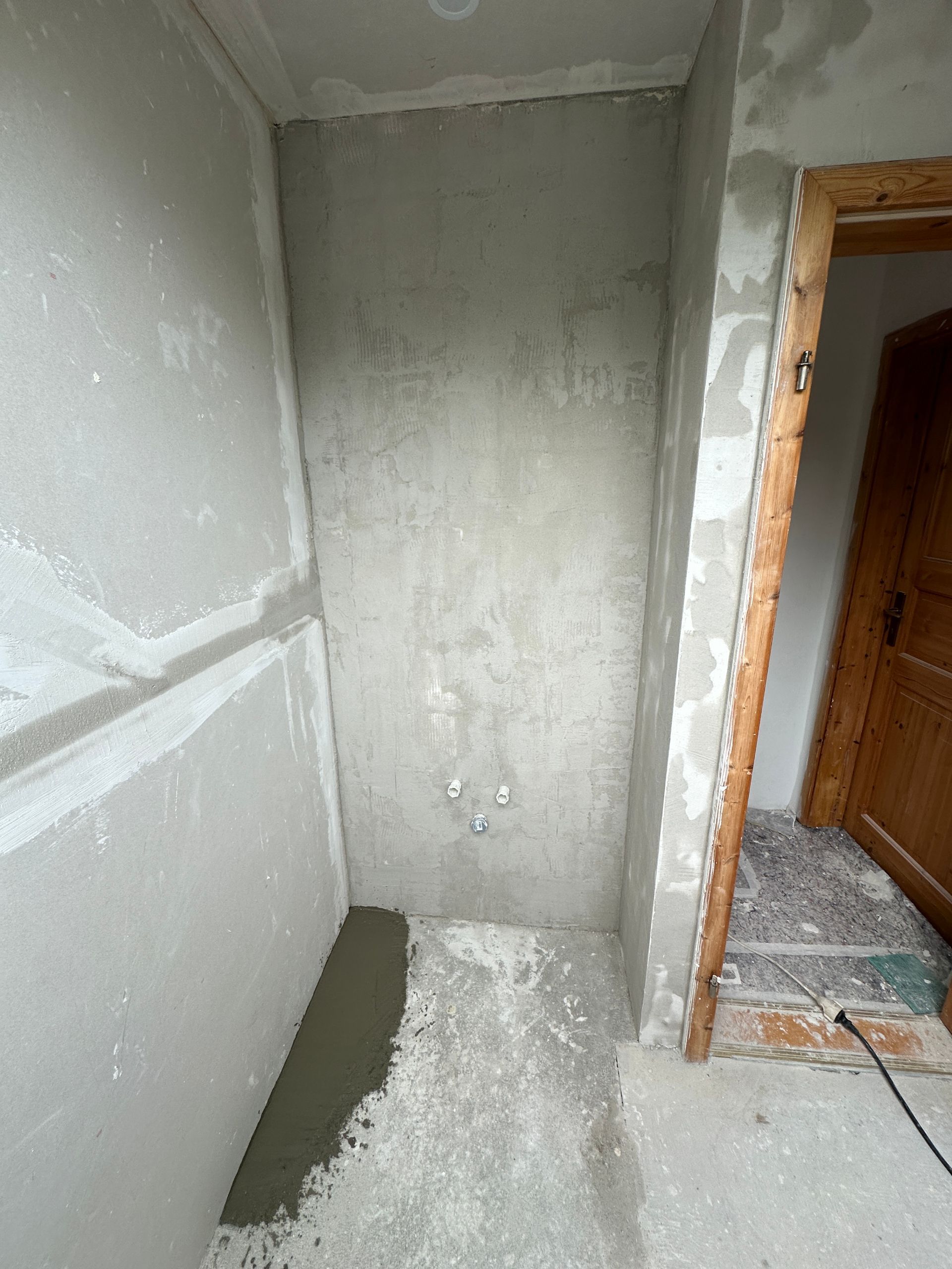 Wandverkleidung und Spachtelarbeiten im Badezimmer