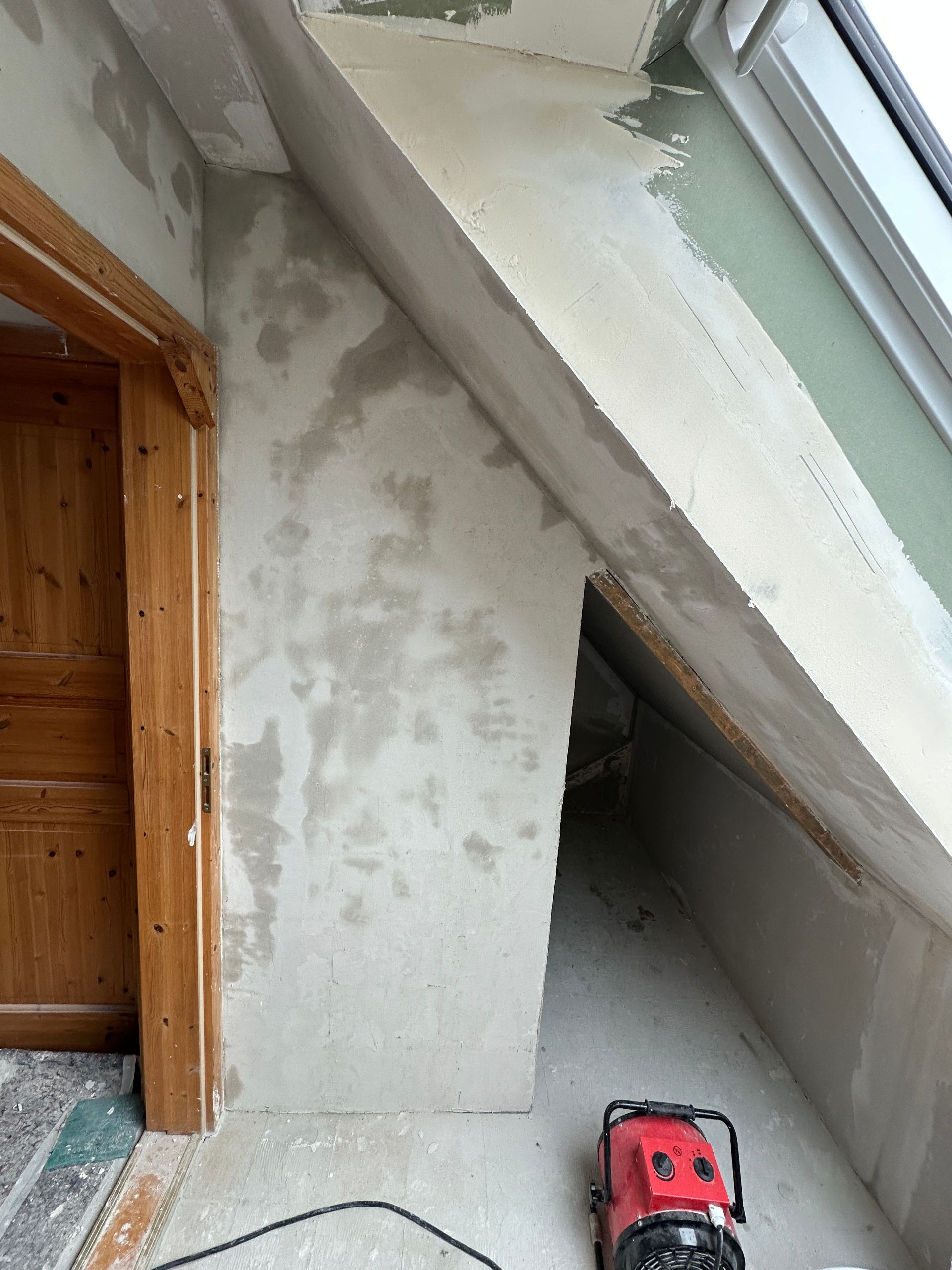 Badezimmer im Dachgeschoss mit neuem Trockenbau und Fenster