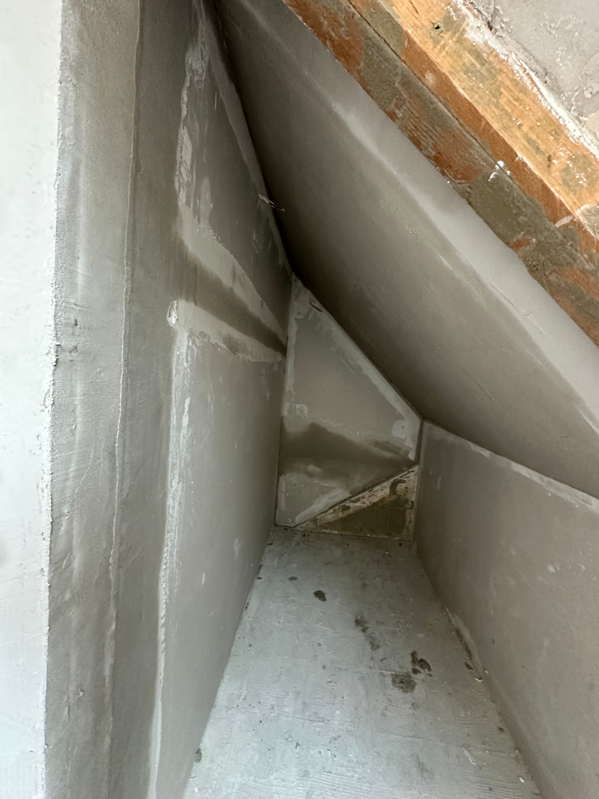 Trockenbau unter Dachschräge mit sauber verspachtelten Fugen