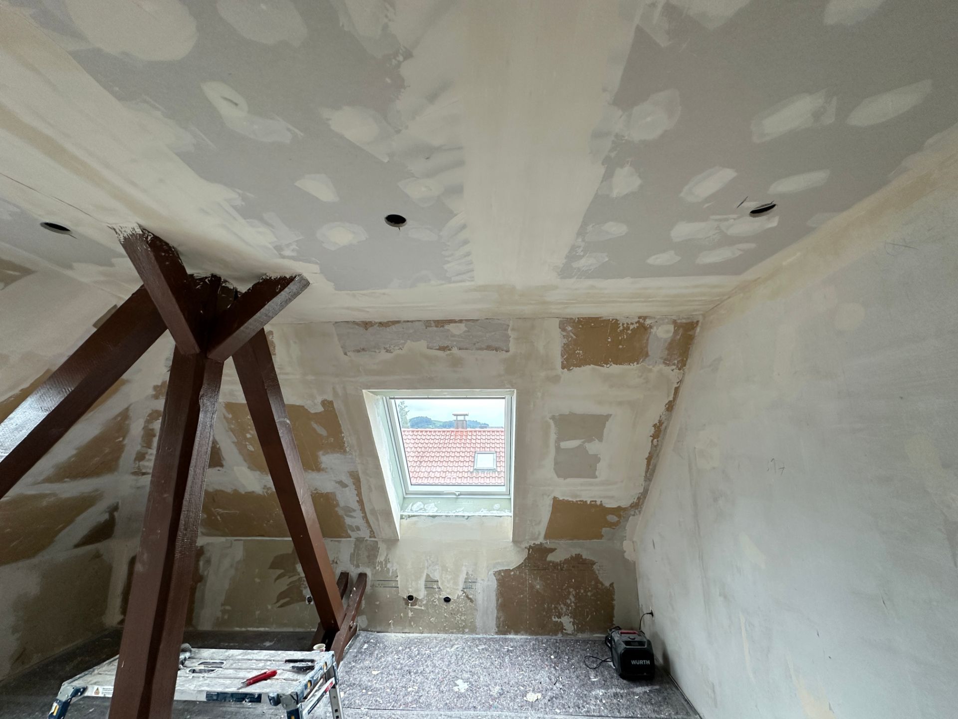 Dachgeschossausbau mit Trockenbauwänden und Holzstützen