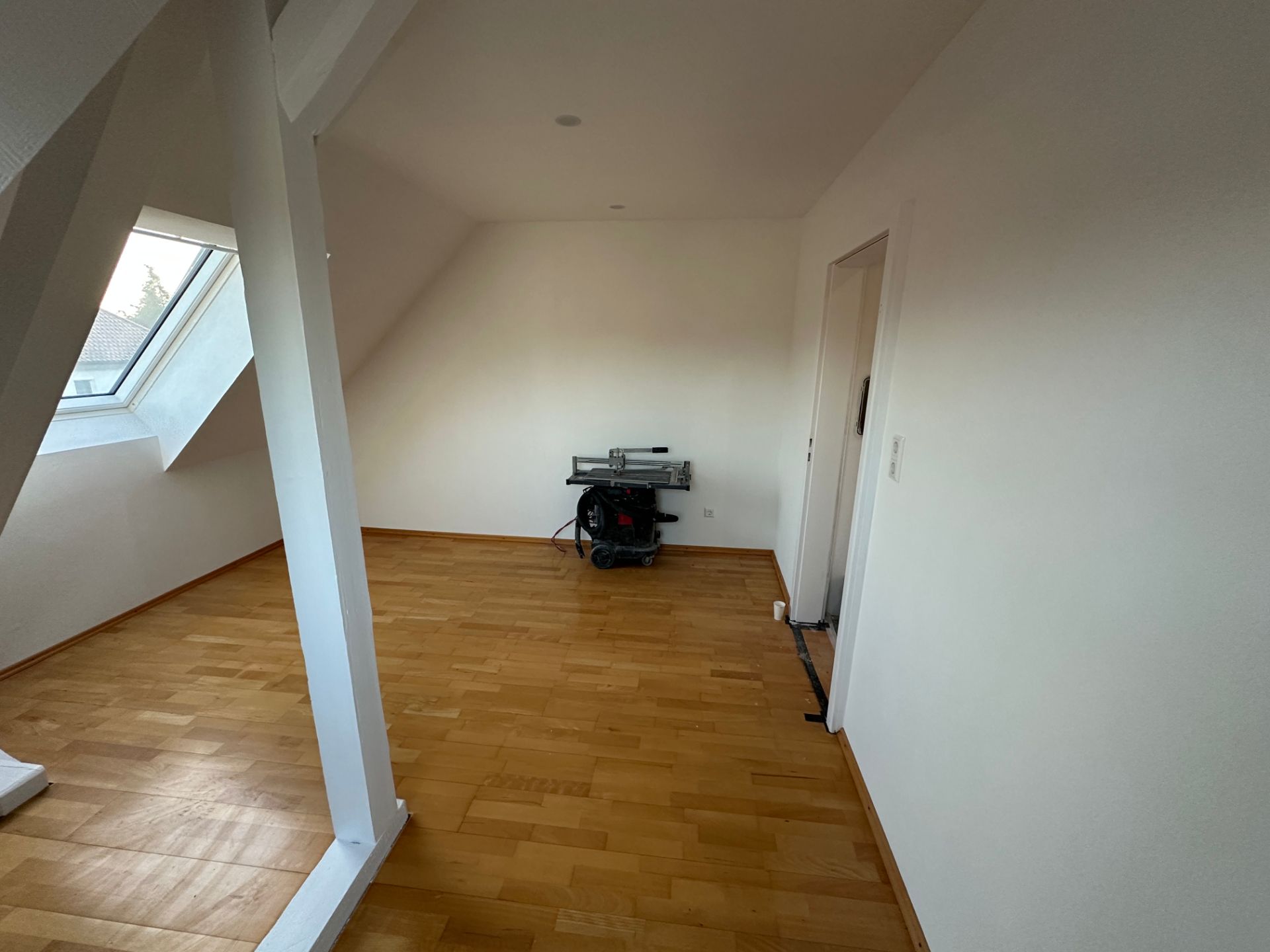 Holzparkettverlegung im hellen Wohnraum