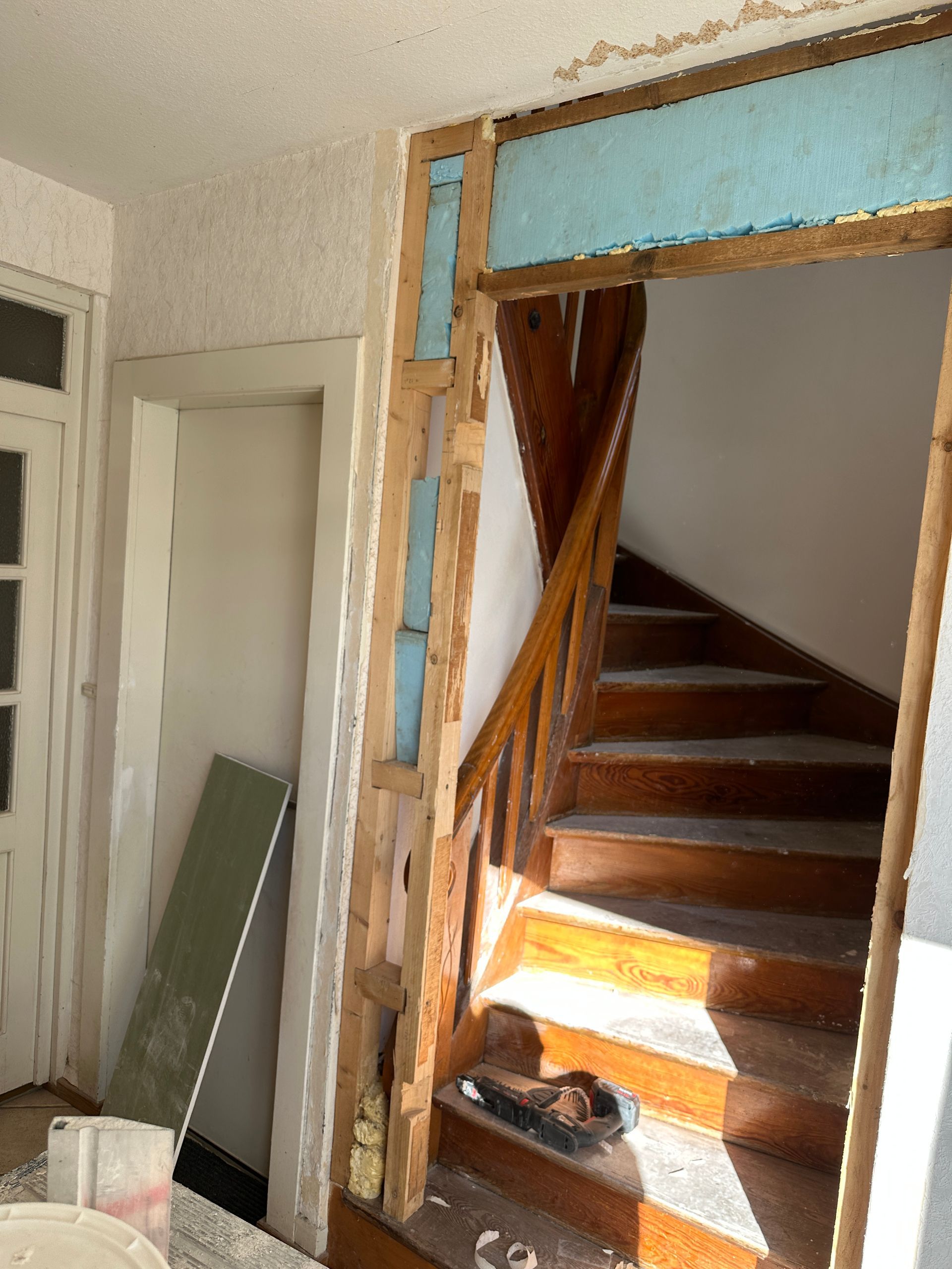 Sanierte Holztreppe im Wohnhaus mit neuem Anstrich