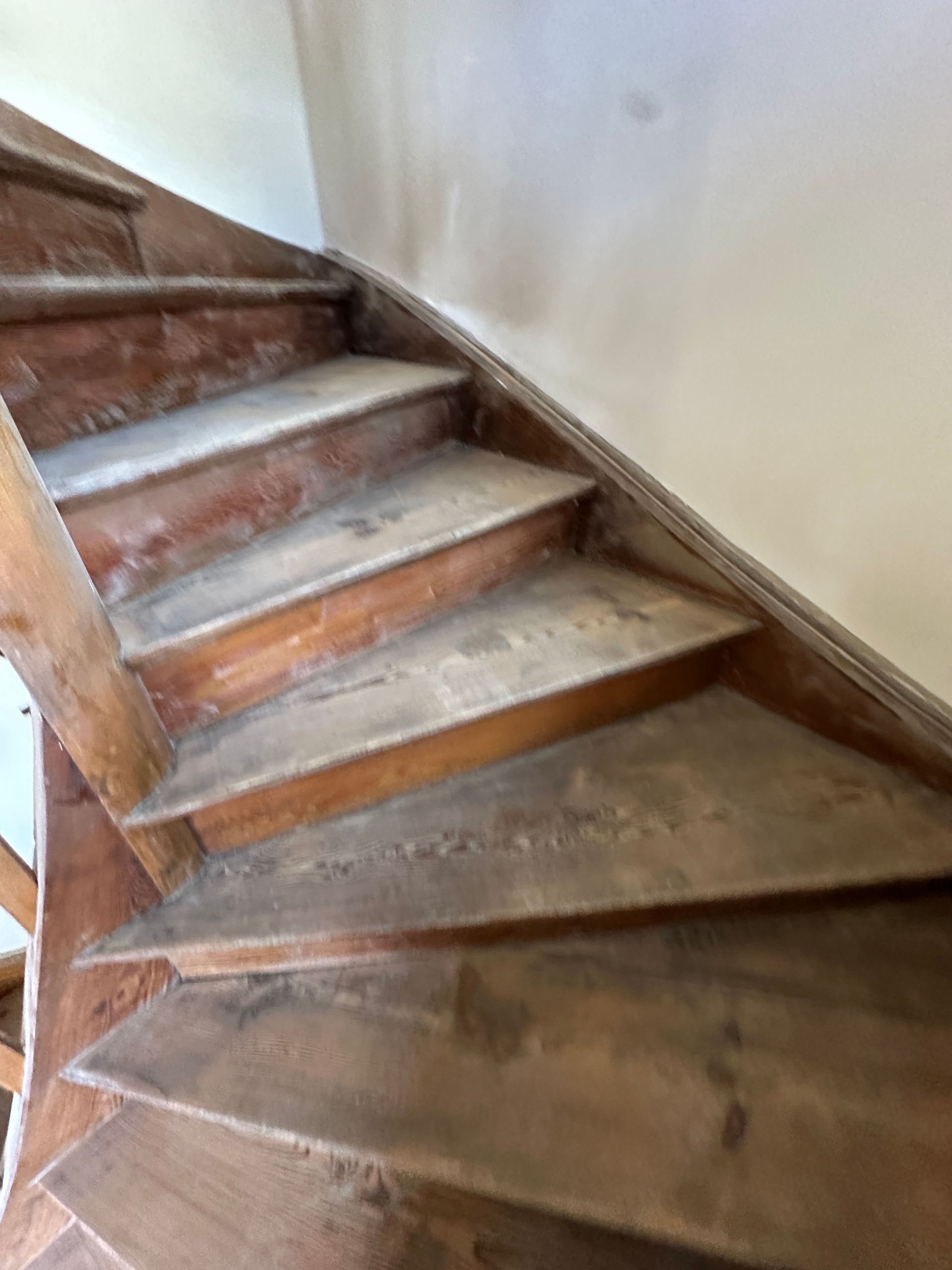 Holztreppe im Altbau nach Schleifarbeiten und Reinigung