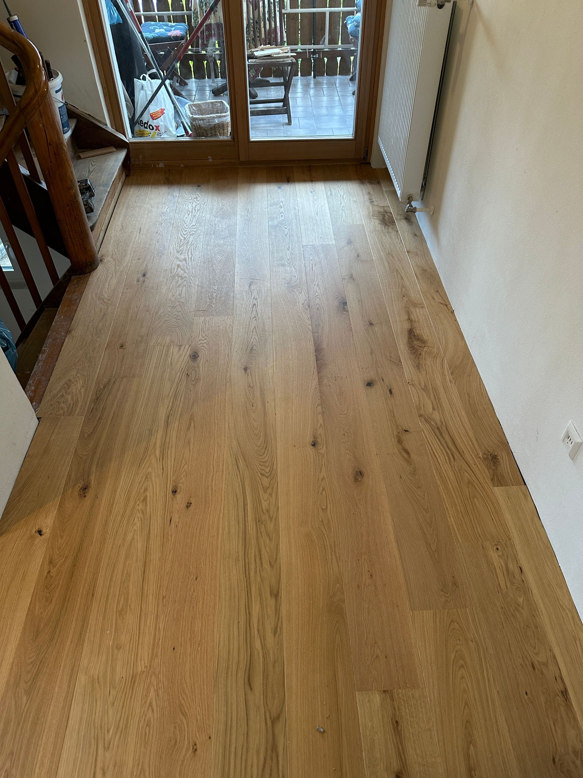 Verlegter Eichenparkettboden in hellem Wohnraum