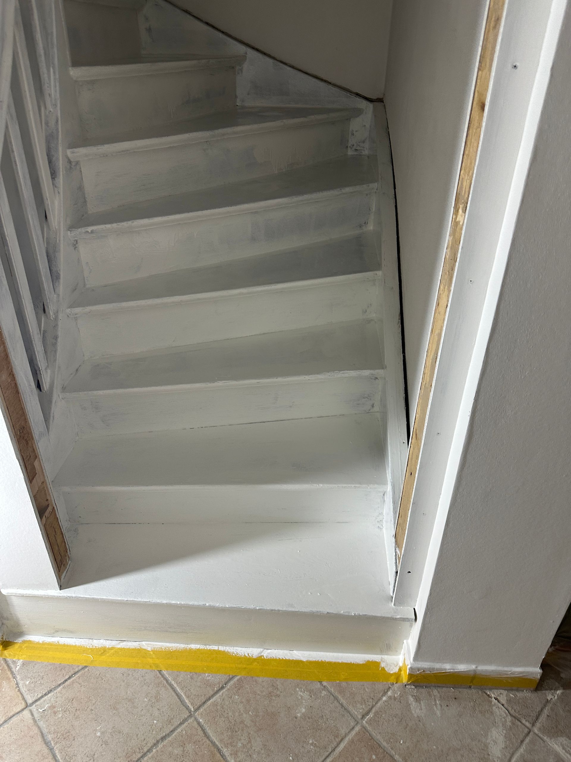 Aufarbeitung alter Holztreppe während Renovierungsarbeiten