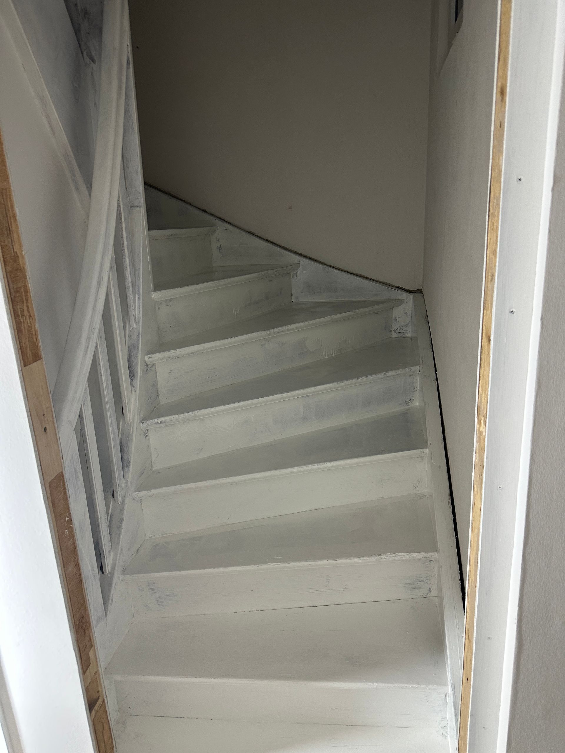 Neu gestrichene Betontreppe im Wohnhaus