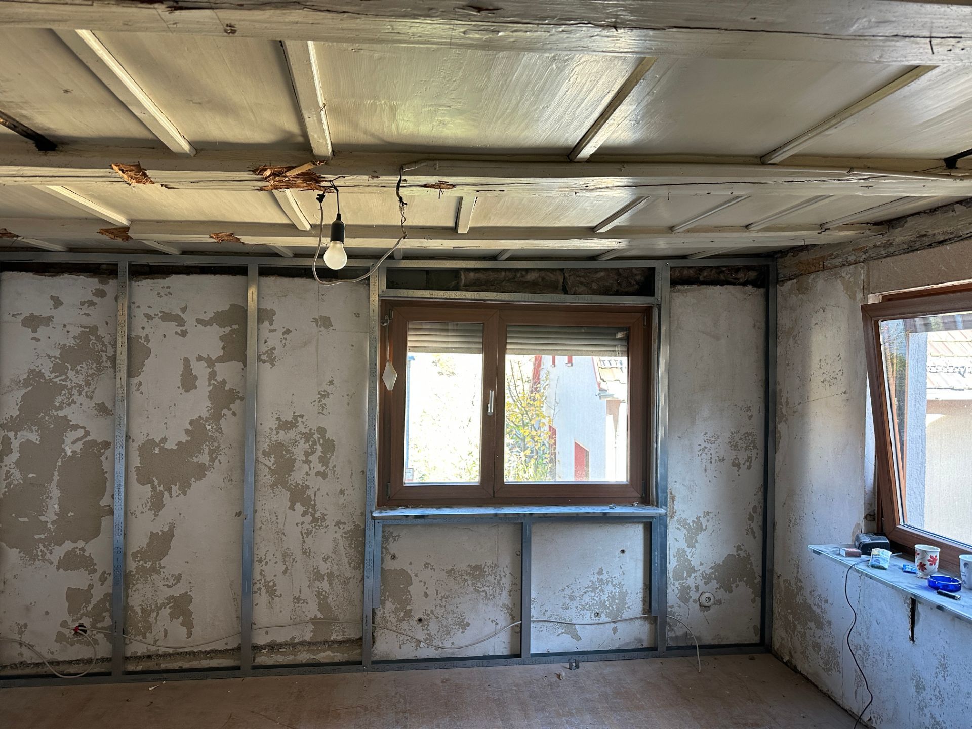 Sanierung eines Wohnraums mit neuem Trockenbau und Wanddämmung