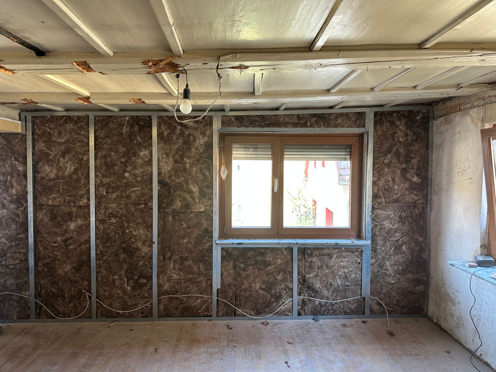 Raum im Innenausbau mit Metallständerwänden und Fensteröffnung