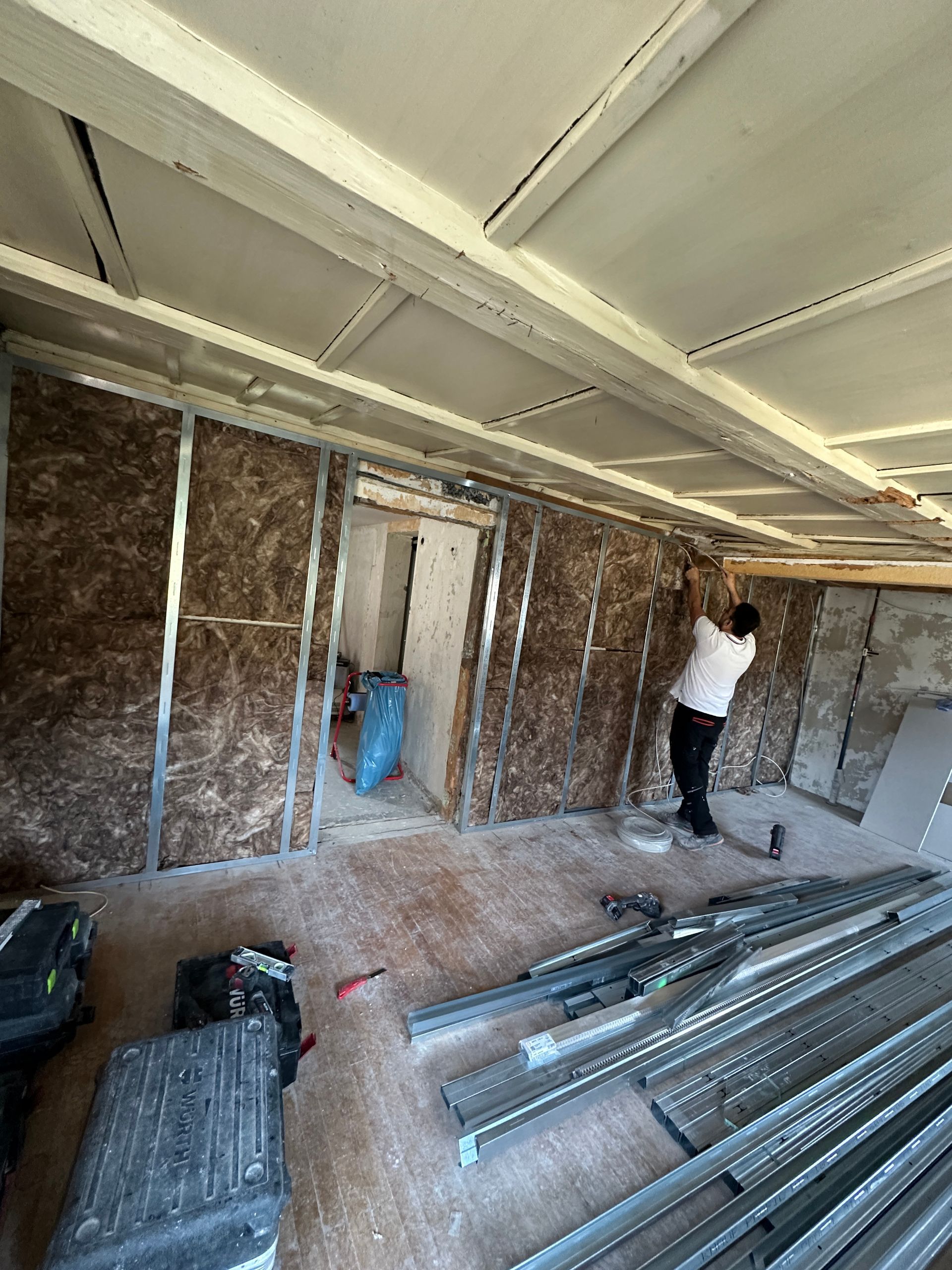 Ausbau eines Dachgeschosses mit Isolierung und Metallständerwänden