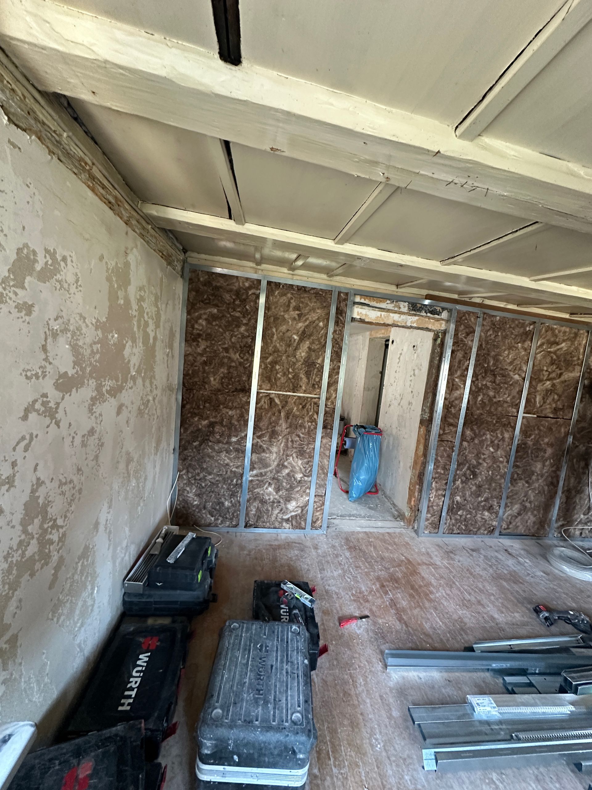 Montage neuer Trockenbauwände im Dachgeschoss mit Dämmung