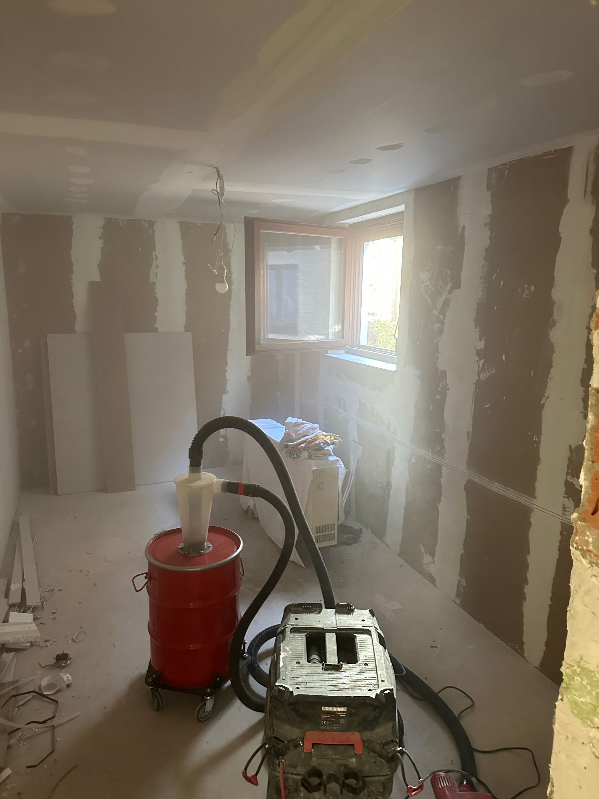 Trockenbau und Spachtelarbeiten im Badezimmer während Renovierung