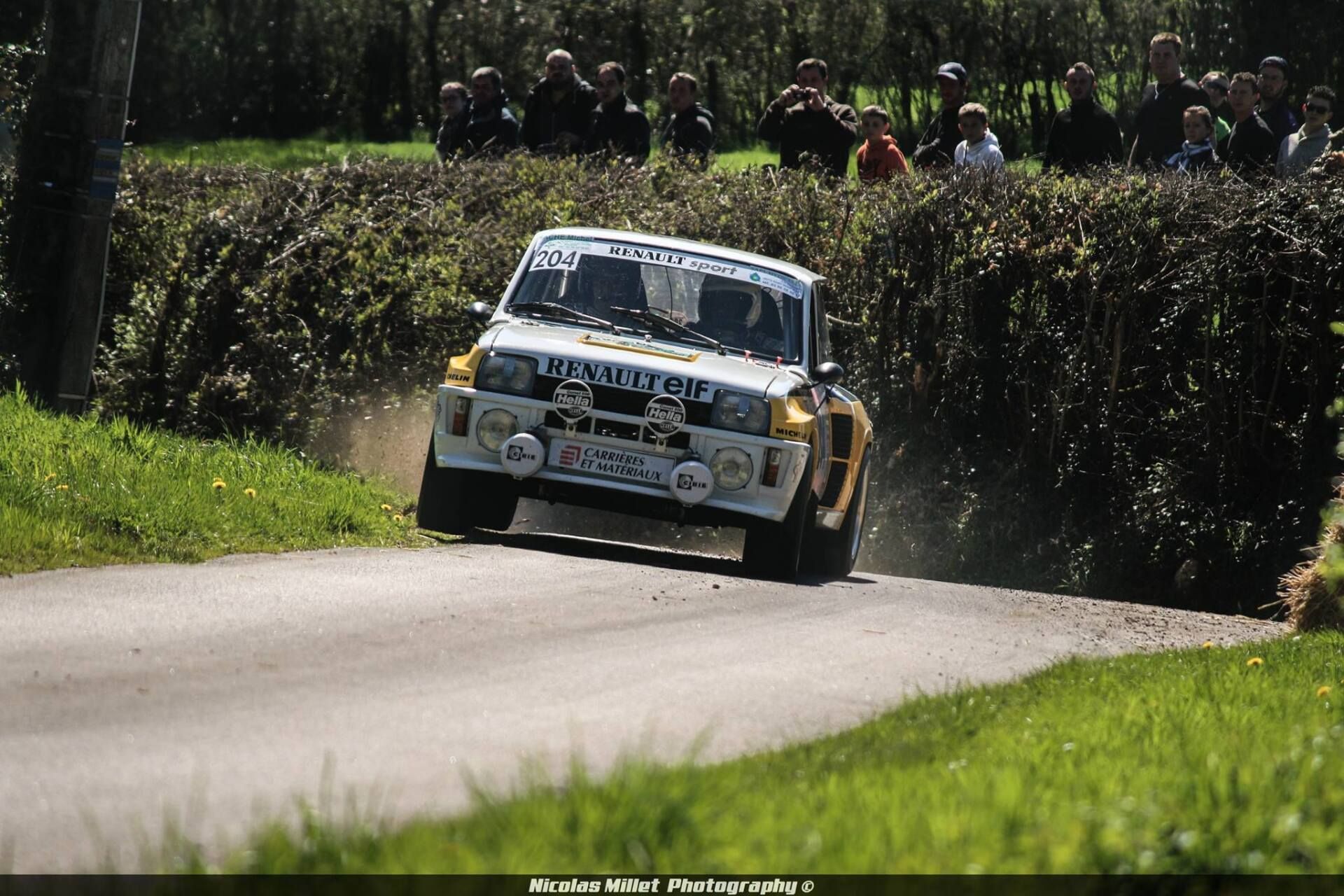 Voiture de rallye Renault.