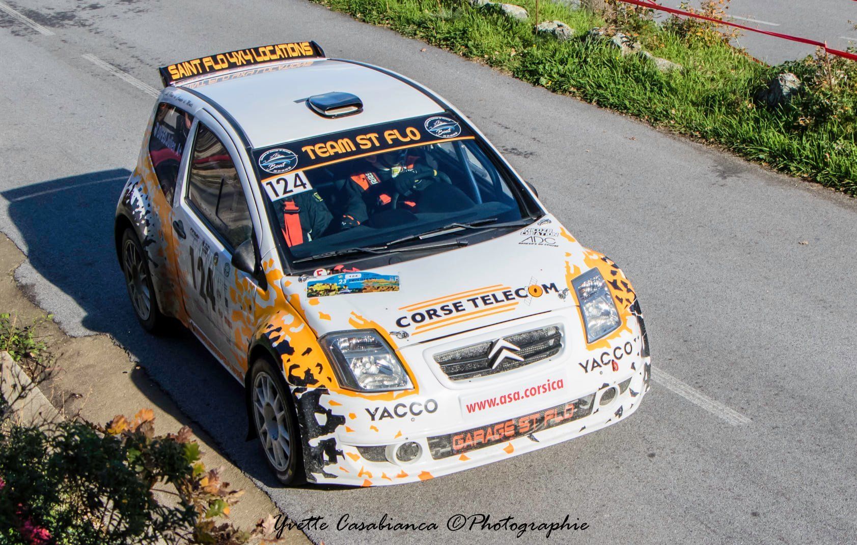 Une voiture de rallye Citroën blanche.