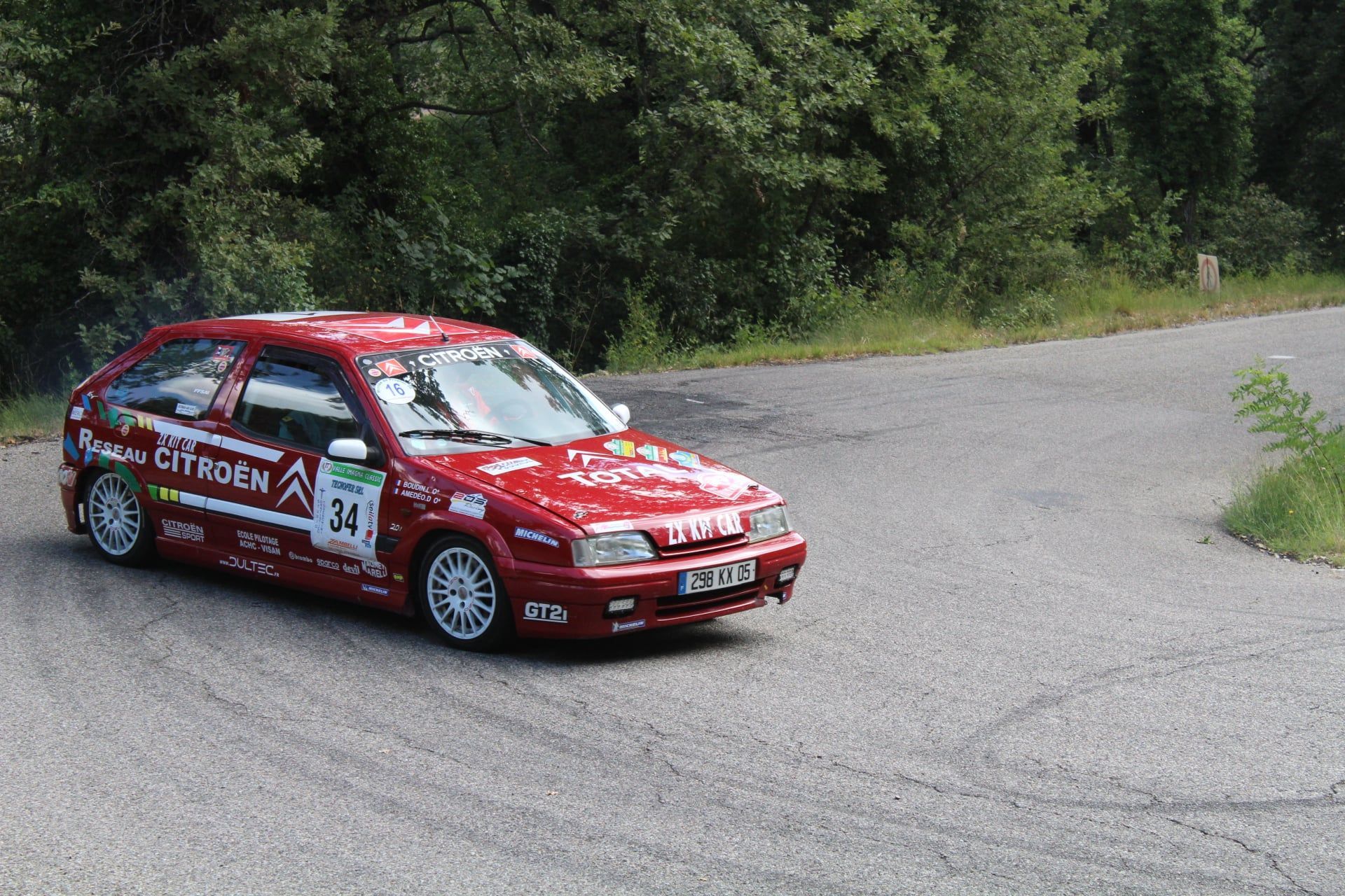 Voiture de course rouge de la marque Citroën.