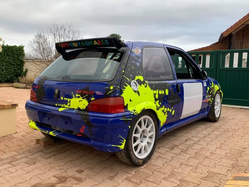 Vue sur l'arrière d'une Peugeot 106 rallye.