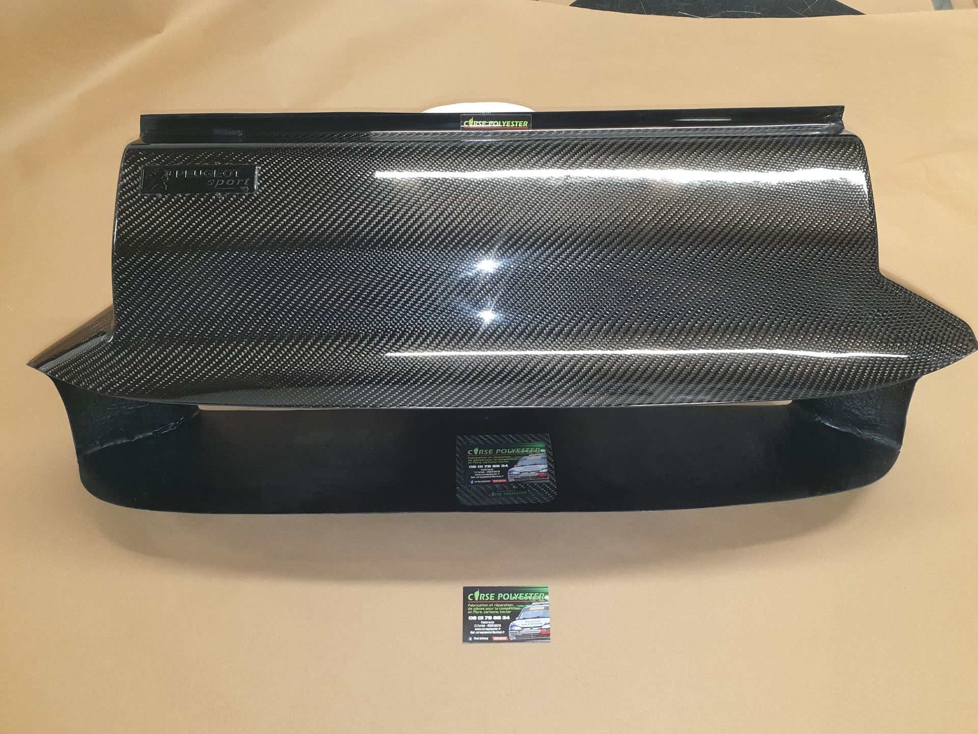 Pièce de voiture en carbone.