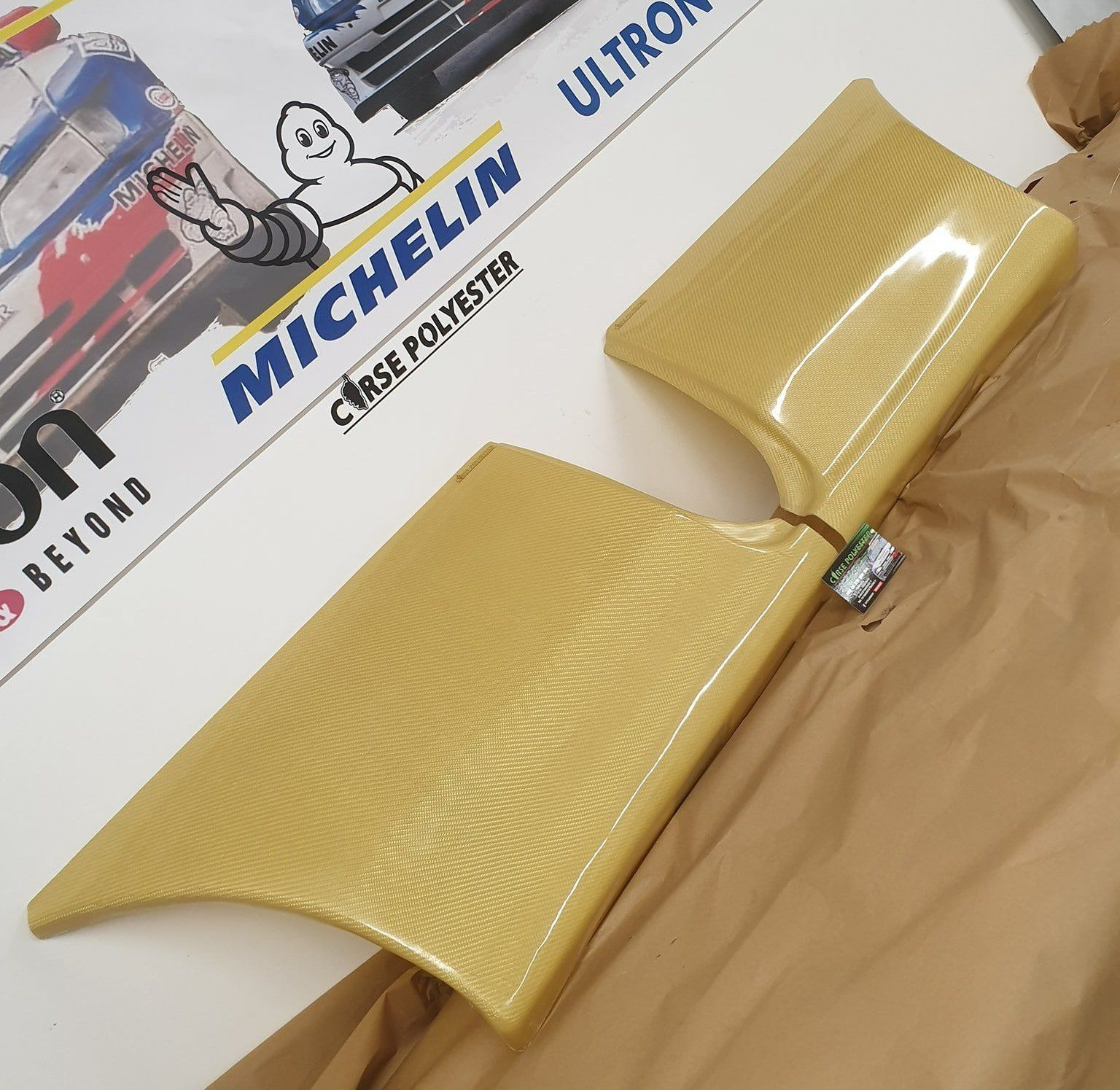 Une pièce automobile en carbone.