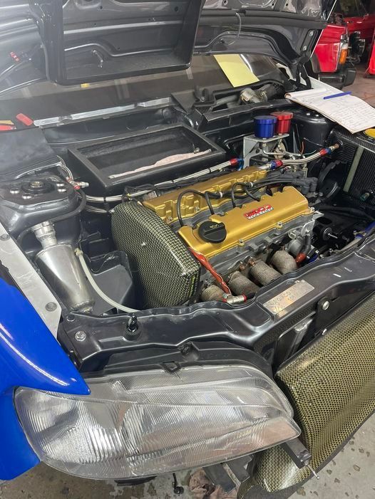 Capot ouvert d'une voiture.