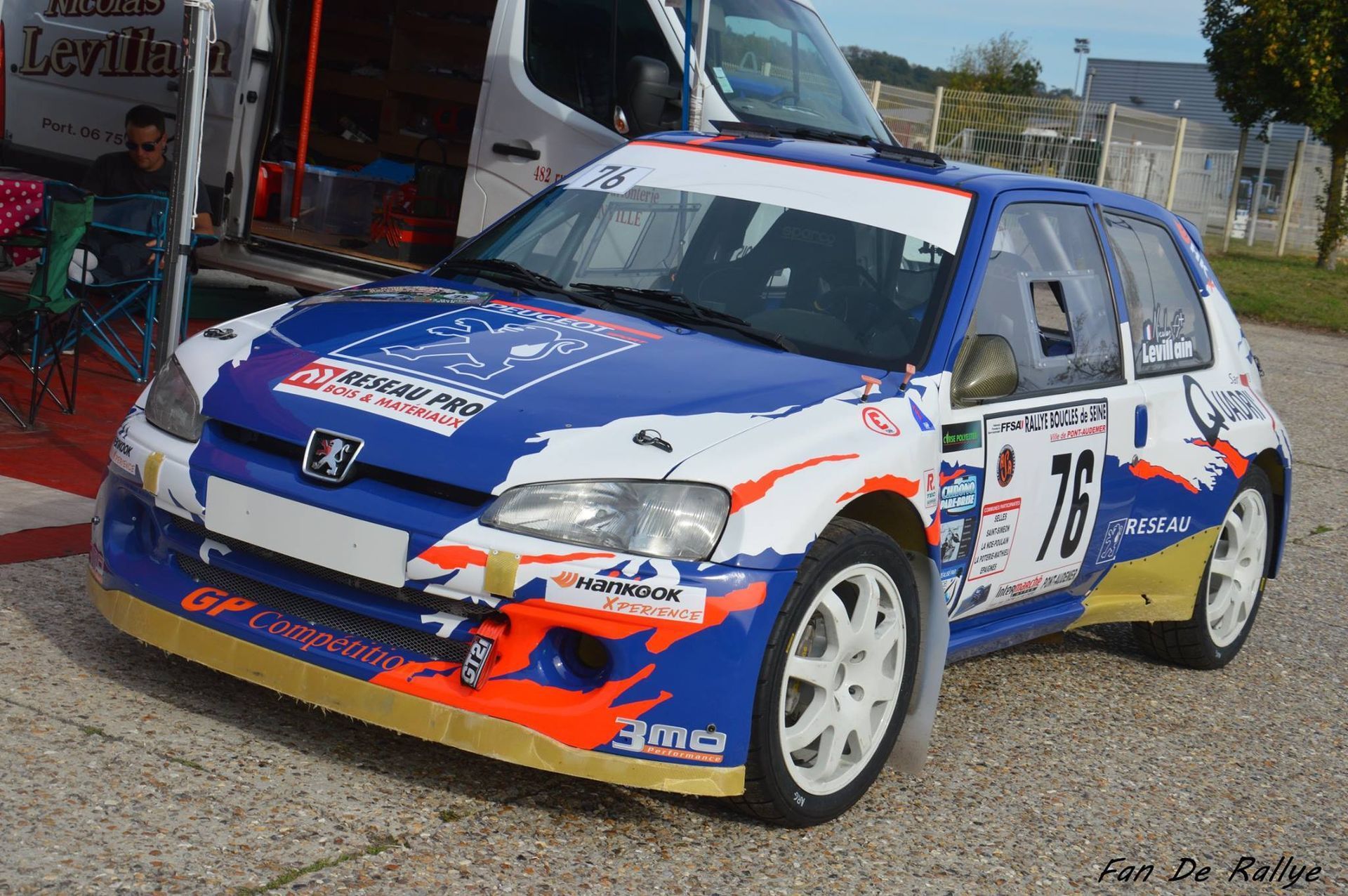 Voiture de compétition bleue Peugeot.