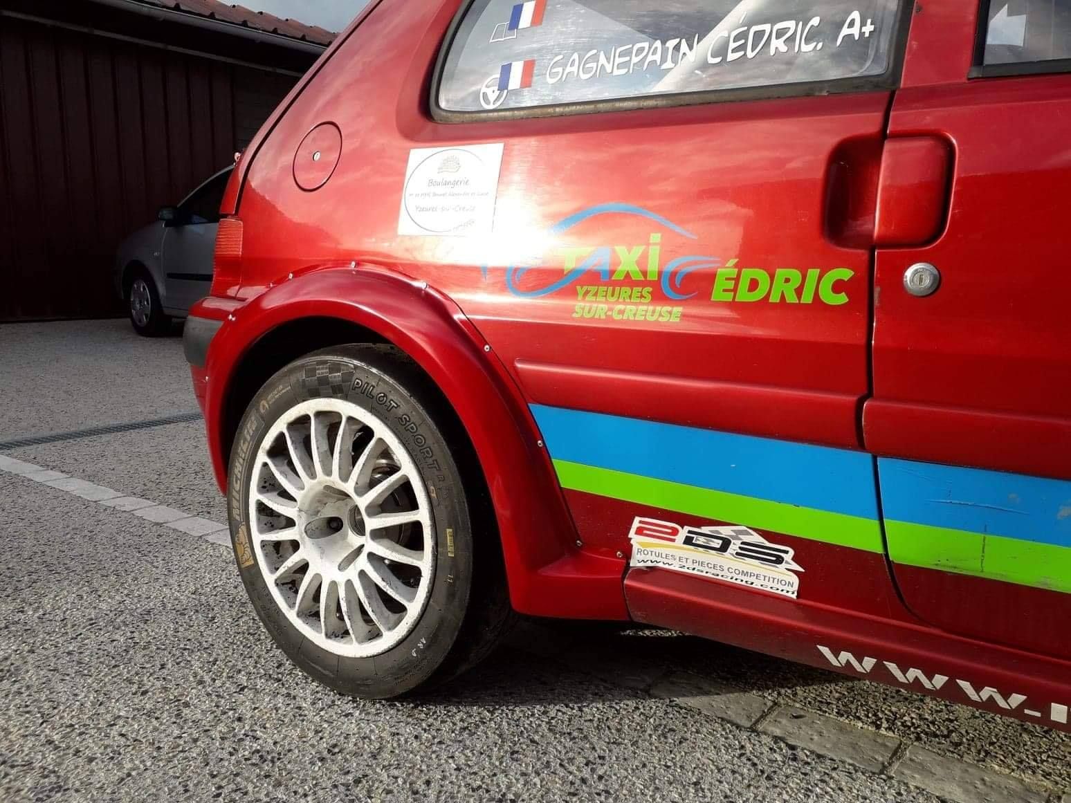 Gros plan sur une aile de voiture rouge.