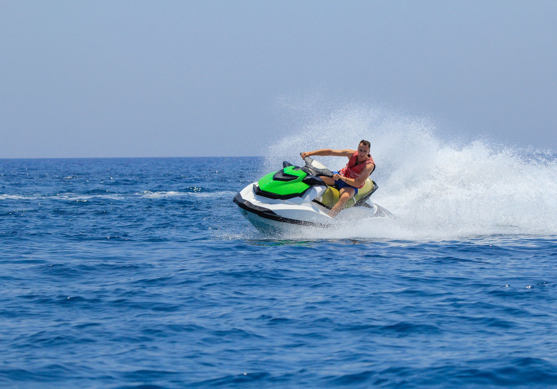Un homme qui est en train de conduire un jet-ski.