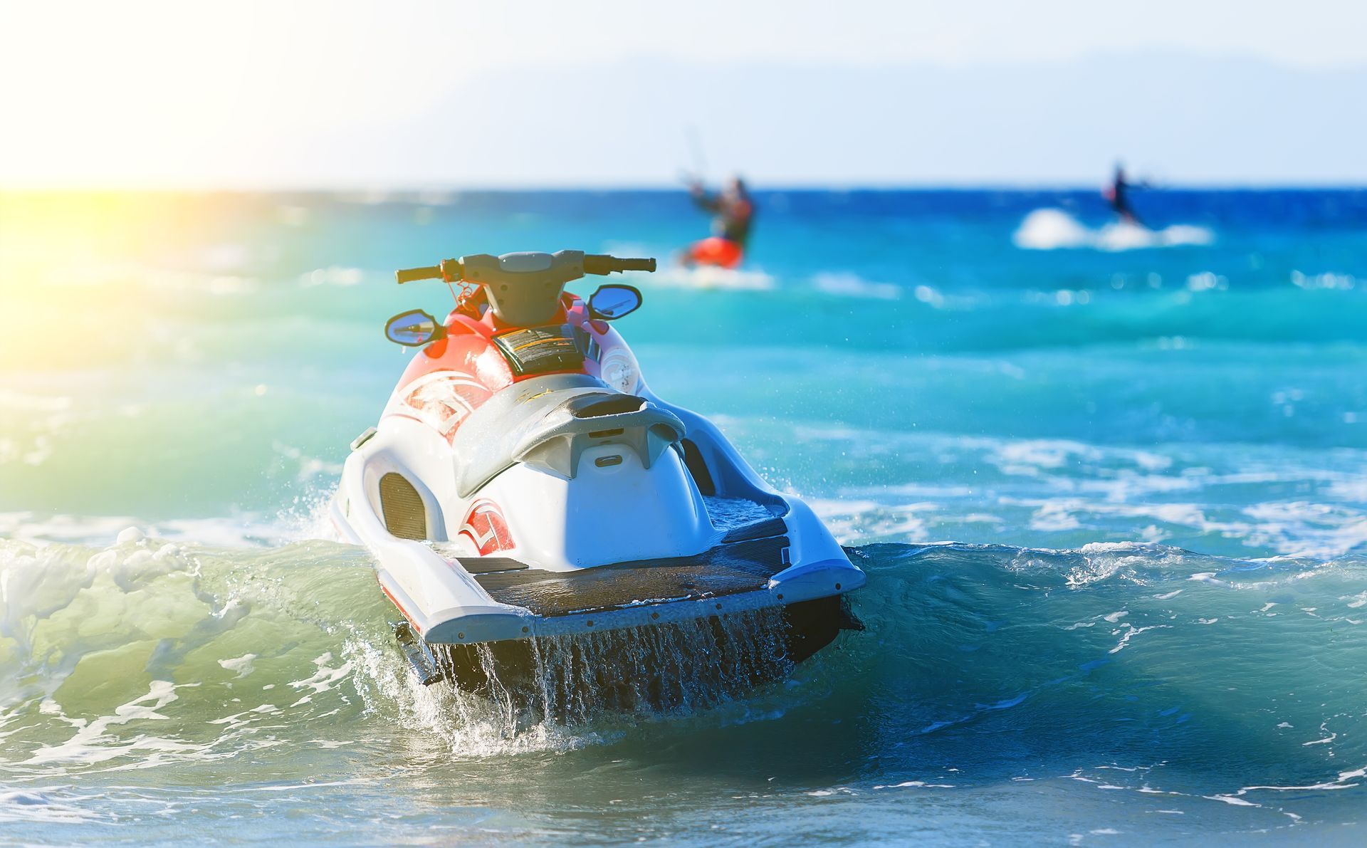 Vue sur un jet-ski dans l'eau.