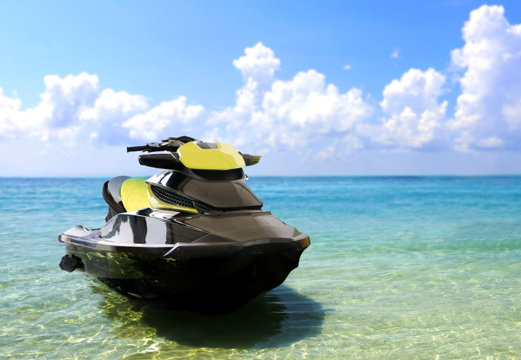 Un jet-ski jaune sur la plage.