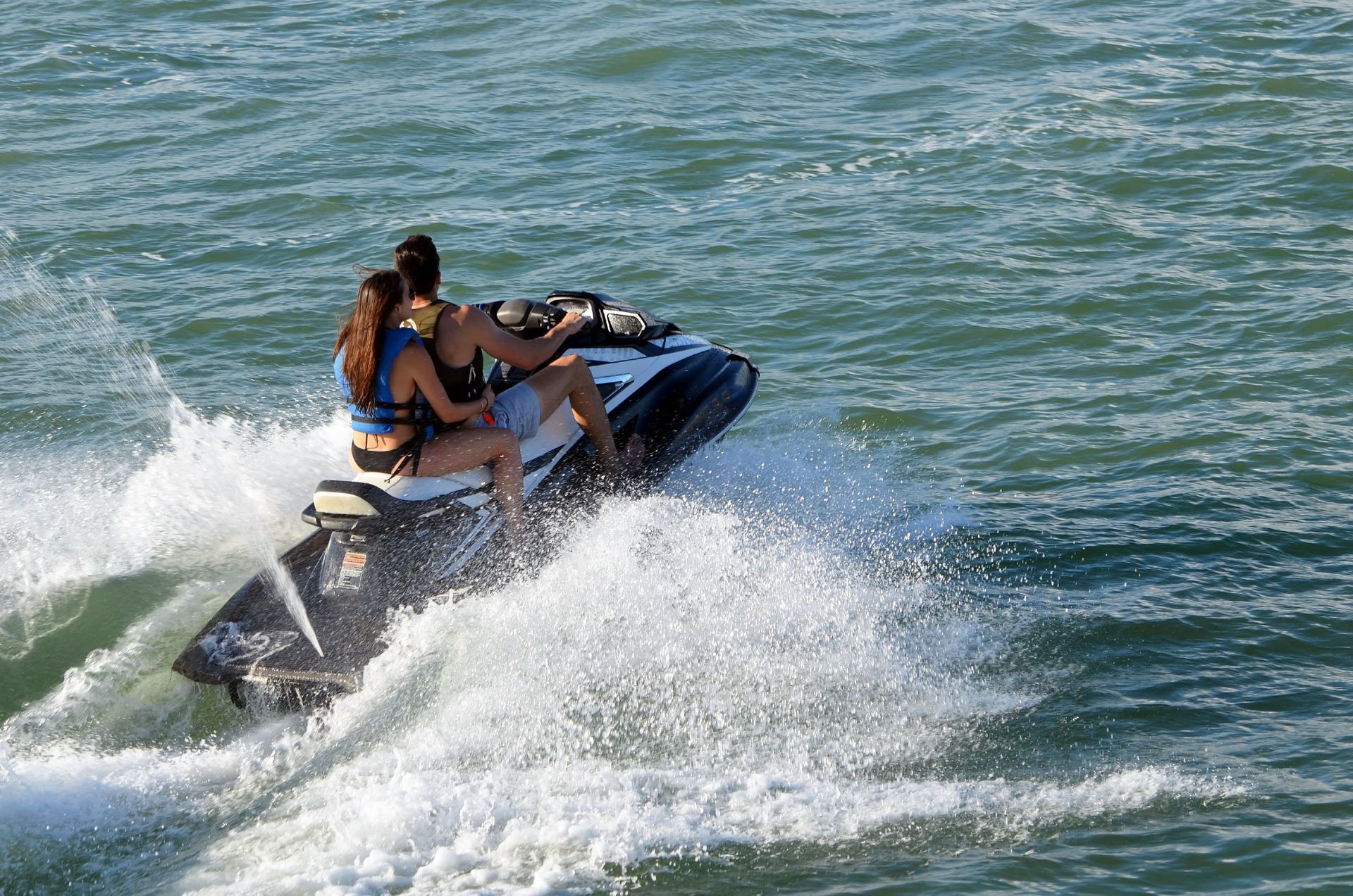Un couple sur le jet-ski.