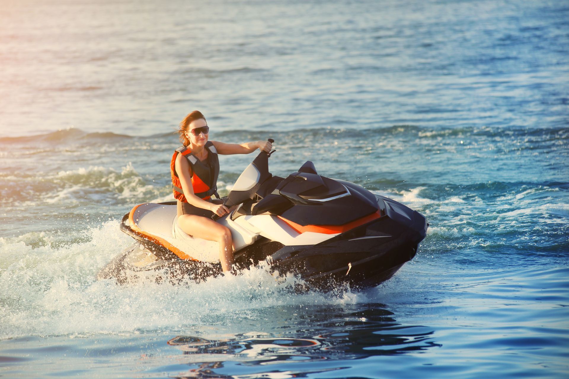Une femme sur le jet-ski.