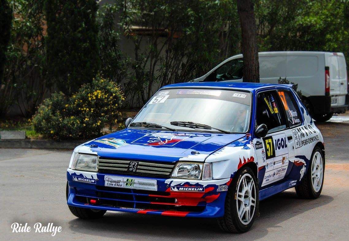 Une voiture Peugeot préparée pour les compétitions.