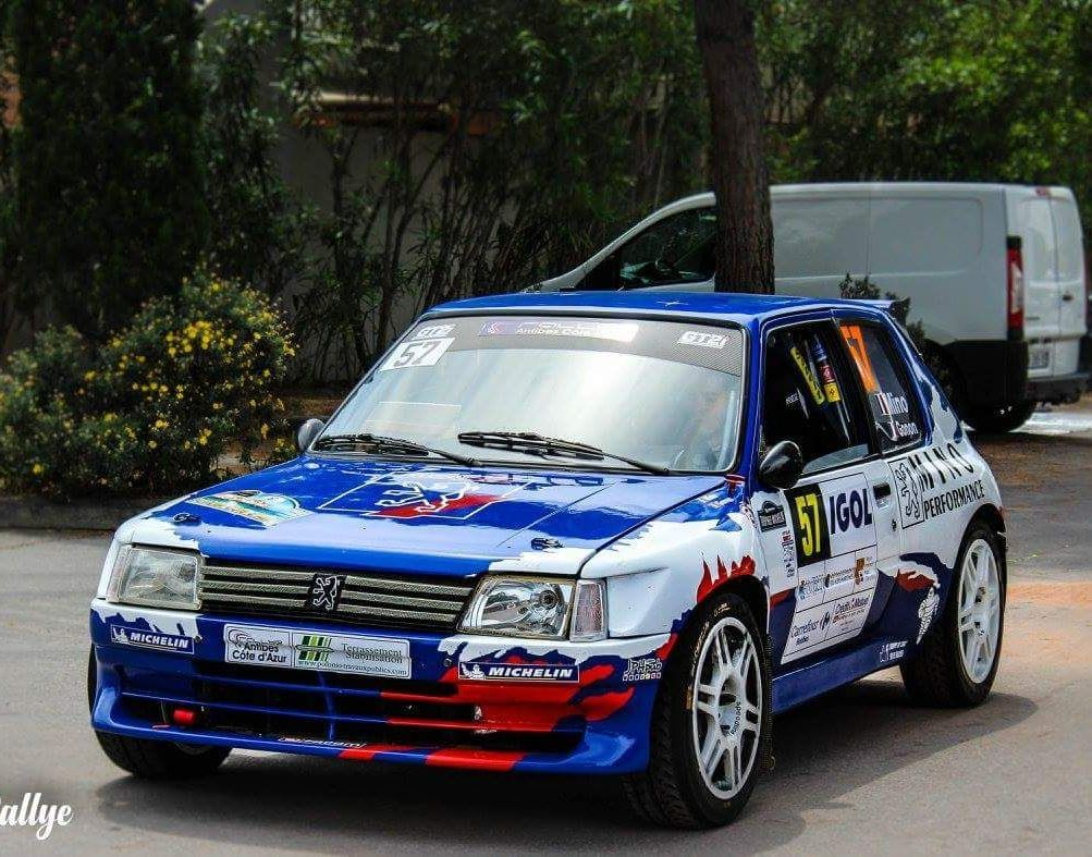Voiture de rallye bleue de la marque Peugeot.