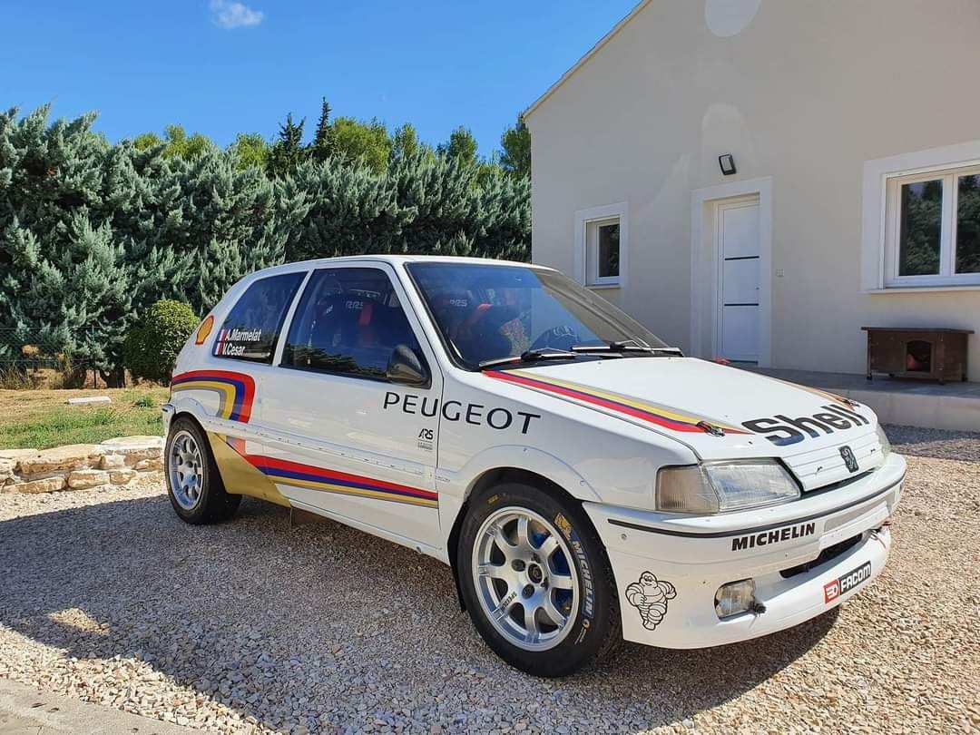 Voiture de rallye Peugeot.