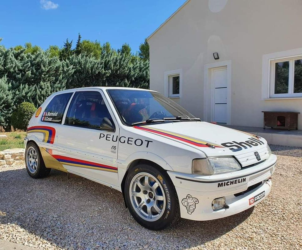 Voiture de rallye Peugeot RS blanche.