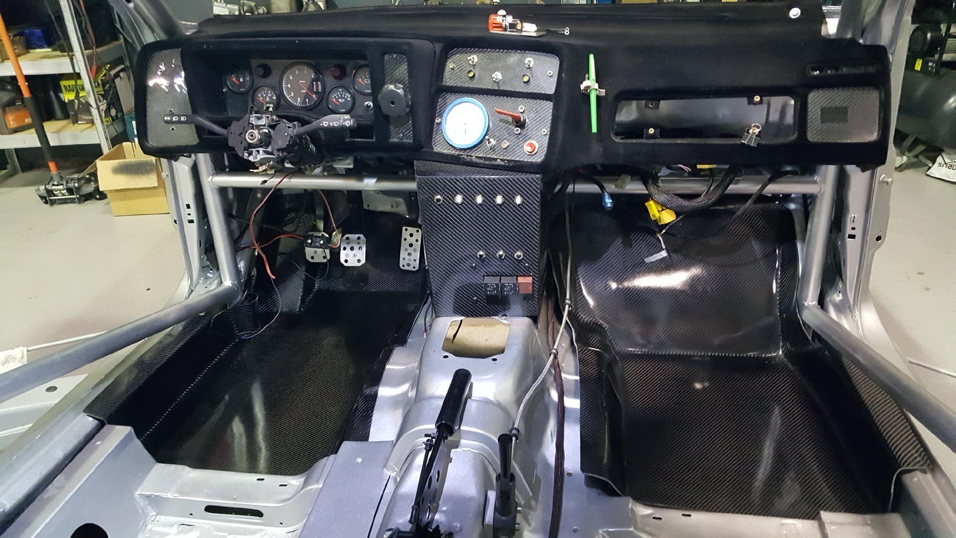 Habitacle d'une voiture de compétition.