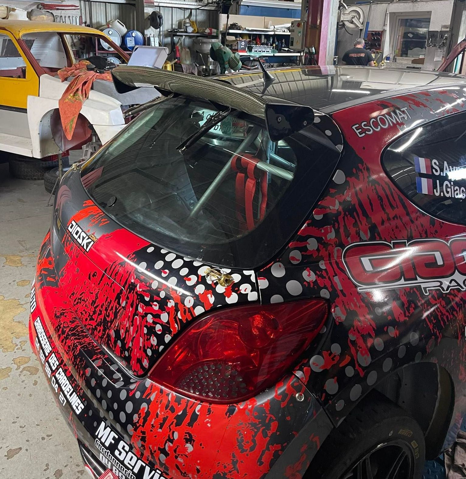 Derrière d'une voiture de compétition avec un aileron.