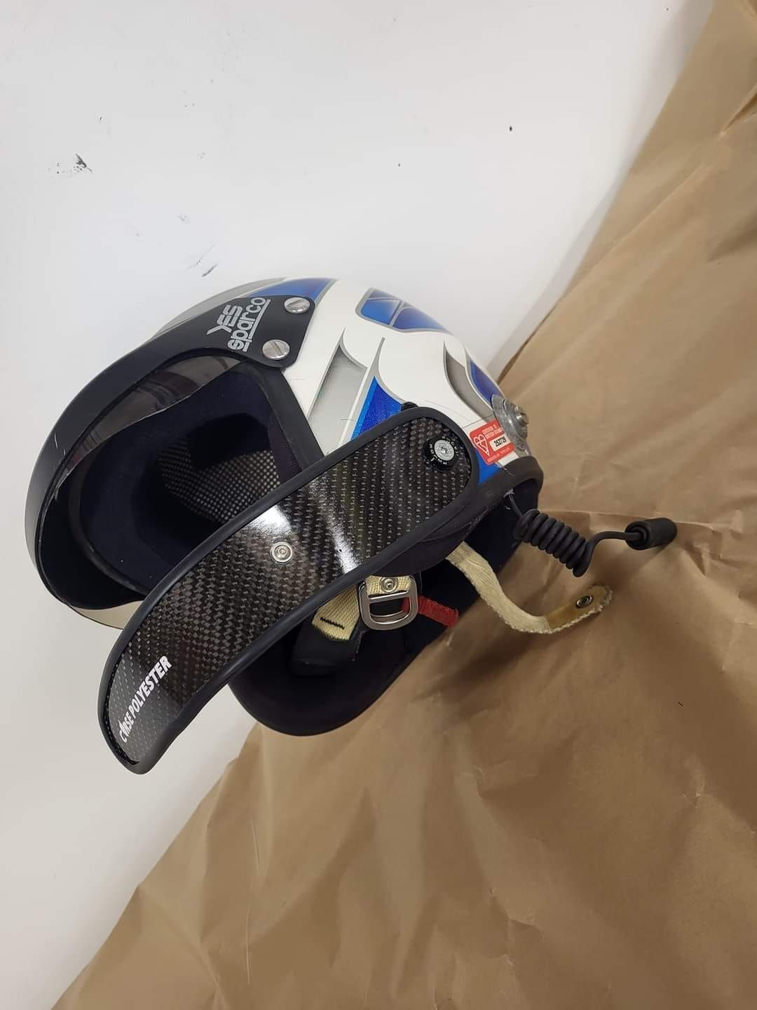 Bras de casque en carbone.