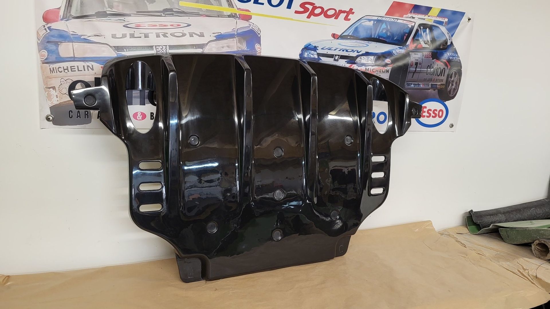 Une pièce de carrosserie en fibre de verre.