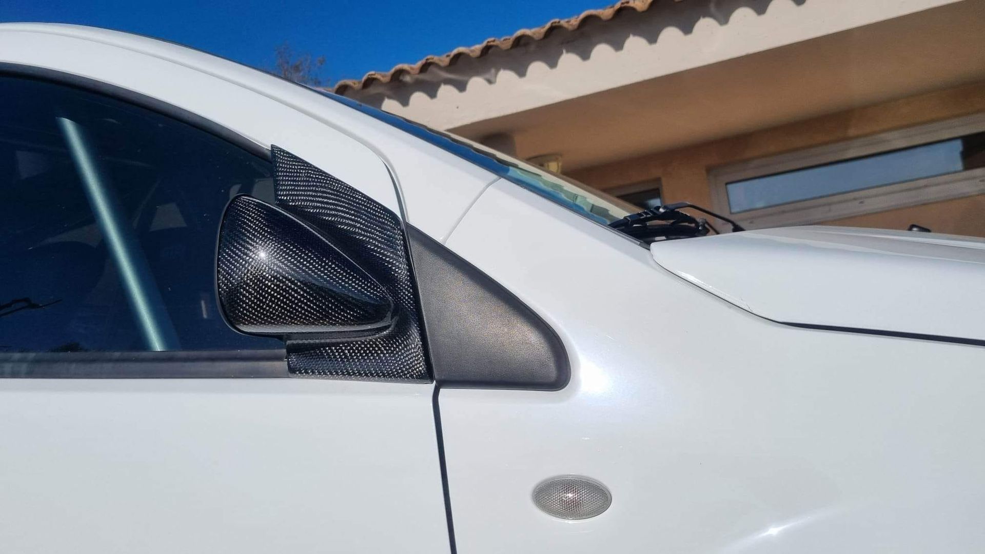 Rétroviseur d'une voiture en carbone.